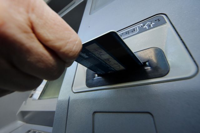 Αμερικανοί εργαζόμενοι πληρώνονται πλέον μόνο με χρεωστικές κάρτες